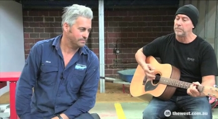 Dean Harnett and Peter Oats perform "Mystery Blue" 